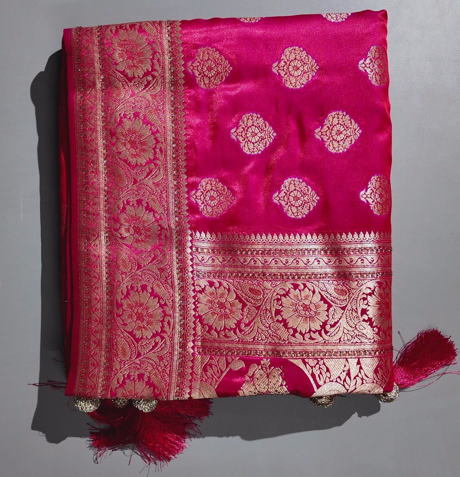Opulent Pink Silk Saree with Intricate Zari Embroidery",