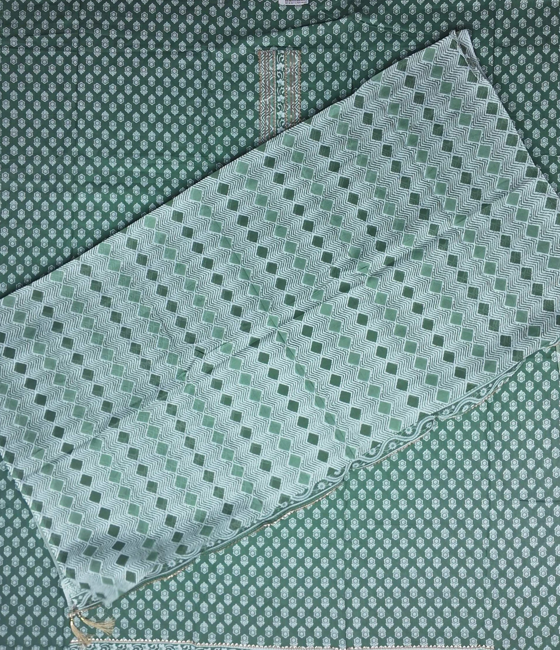 Elegant Green Floral Cotton Saree - Green (1) - Picture 4