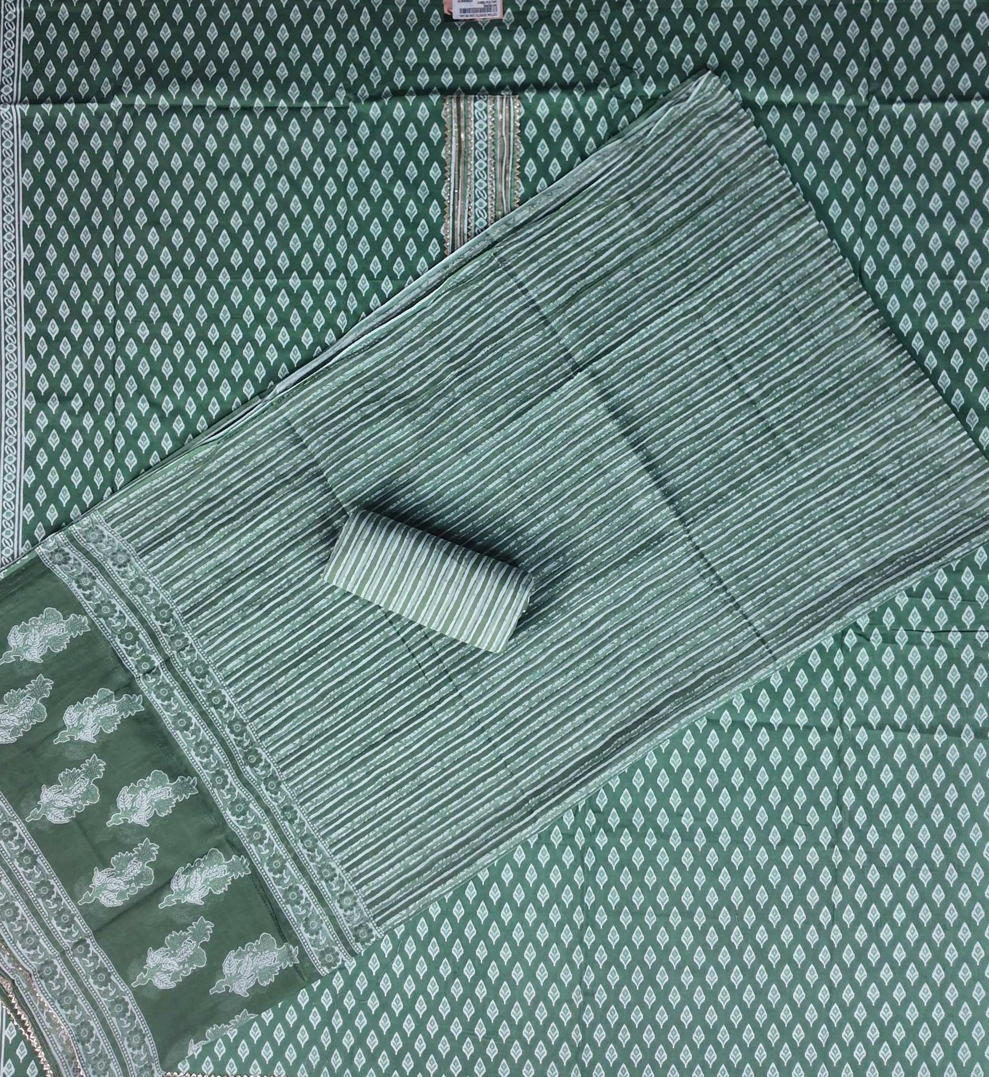 Emerald Green Ethnic Kurta Set with Intricate Patterns - Green - Picture 4